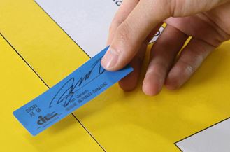 보안 스티커 부착